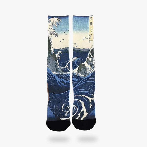 Chaussettes Vague japonaise est de couleur bleue avec un design imprimé sur le coton de la grande vague de kanagawa de l'artiste Hokusai
