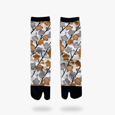 Une paire de chaussette tabi femme avec des imprimés floraux de fleur de sakura sur le coton