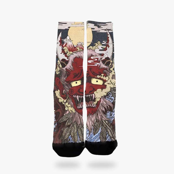 Une paire de chaussettes Irezumi avec un dessin de démon japonais Oni qui montre des crocs ascérés au clair de lune