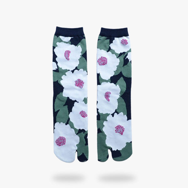 Une paire de chaussettes tabi coton avec des imprimés floraux imprimés sur le tissu