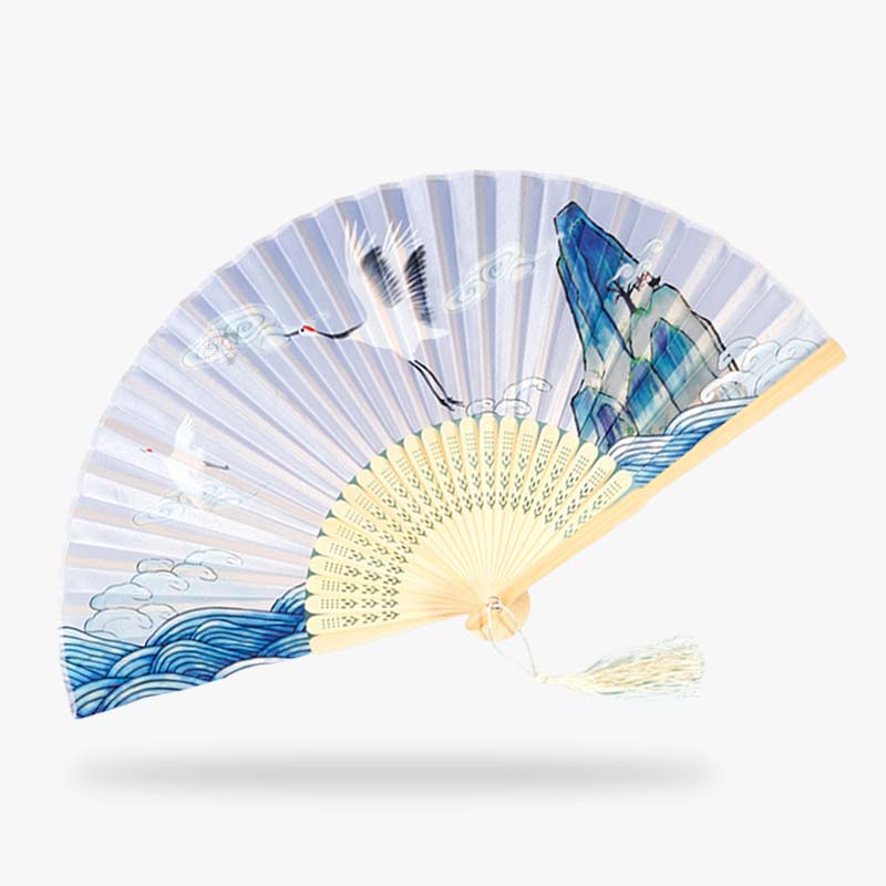 Cet accessoire est un éventail japonais Traditionnel aussi appelé un éventail Sensu. Cet éventail pliant est décoré avec un motif japonais de grue Tsuru (un oiseau japonais) et des vagues japonaises (nami)
