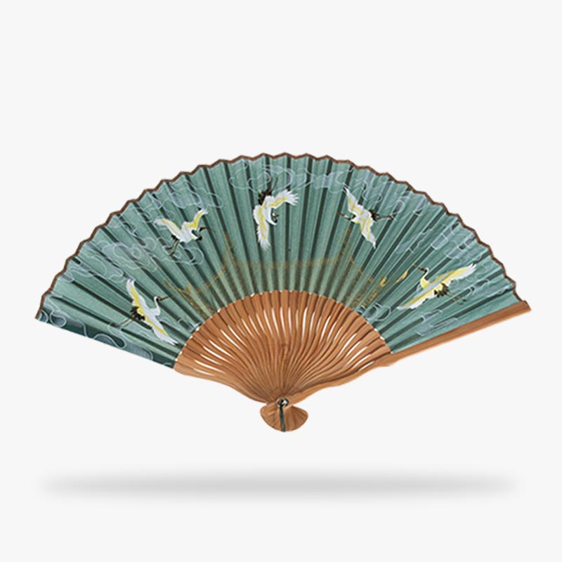 Cet eventail traditionnel japonais est un accessoire pour s'aerer. Il est décoré avec des motifs japonais de tsuru. Oiseau japonais qui symbolise la longévité