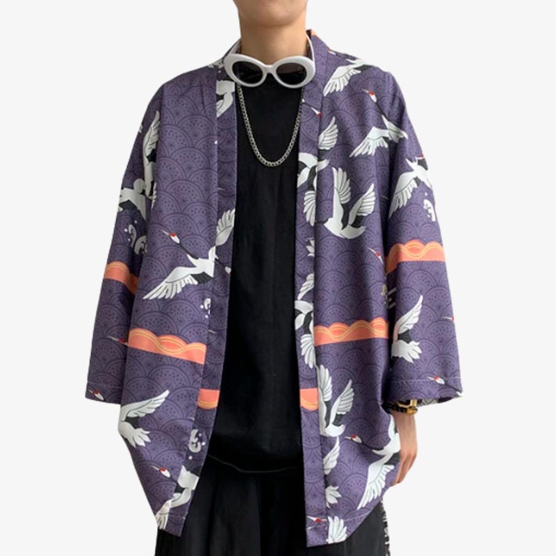 Un japonais est habillé avec un Haori Tokyo. Des motifs de Tsuru sont imrpimés sur le tissu bleu en coton de la veste kimono