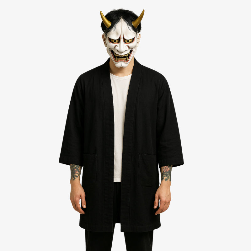 Veste haori kimono noir pour homme à la silhouette minimaliste et fluide, idéale pour un look japonais raffiné et discret. L'homme porte un masque hannya blanc.