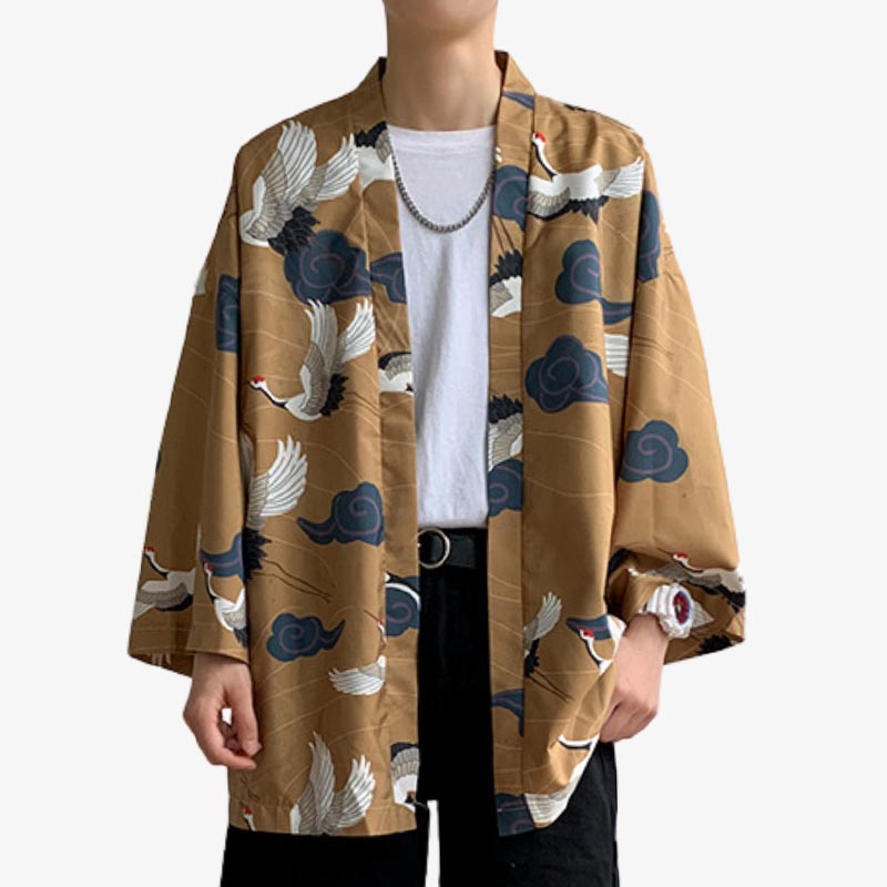 Un homme est habillé avec une veste kimono haori Yukata. Le kimono a de jolies grues Tsuru imprimés. Il y a aussi le motif du nuage Kumo sur le tissu coton vert
