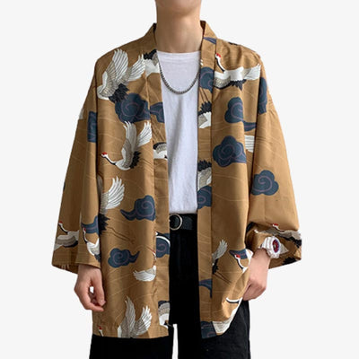 Un homme est habillé avec une veste kimono haori Yukata. Le kimono a de jolies grues Tsuru imprimés. Il y a aussi le motif du nuage Kumo sur le tissu coton vert