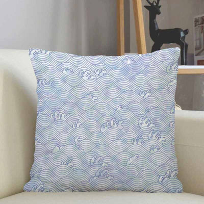 Une housse coussin japonais motif vague est posé sur un canapé beige