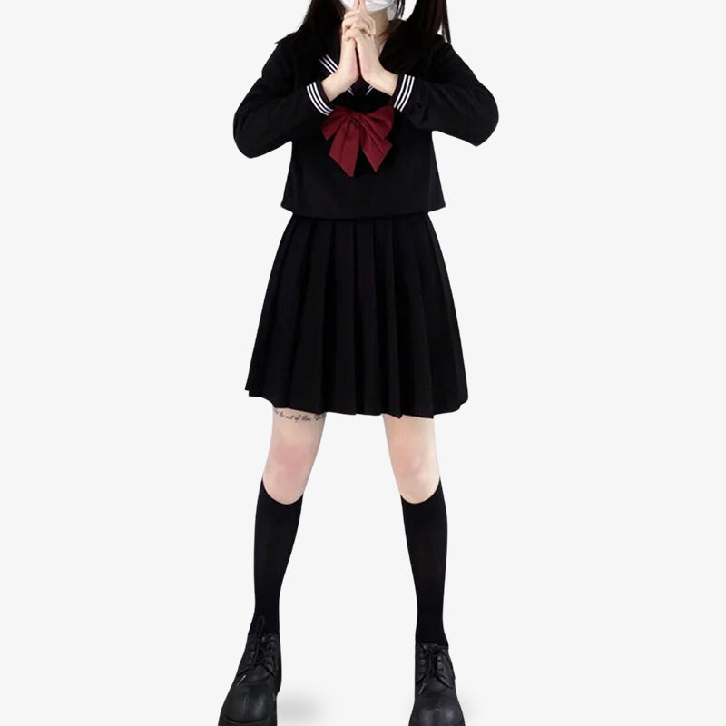 Japon uniforme scolaire noir composé d’un sailor fuku avec chemise à manches longues, jupe plissée et ruban marin noir, porté par les étudiantes japonaises.