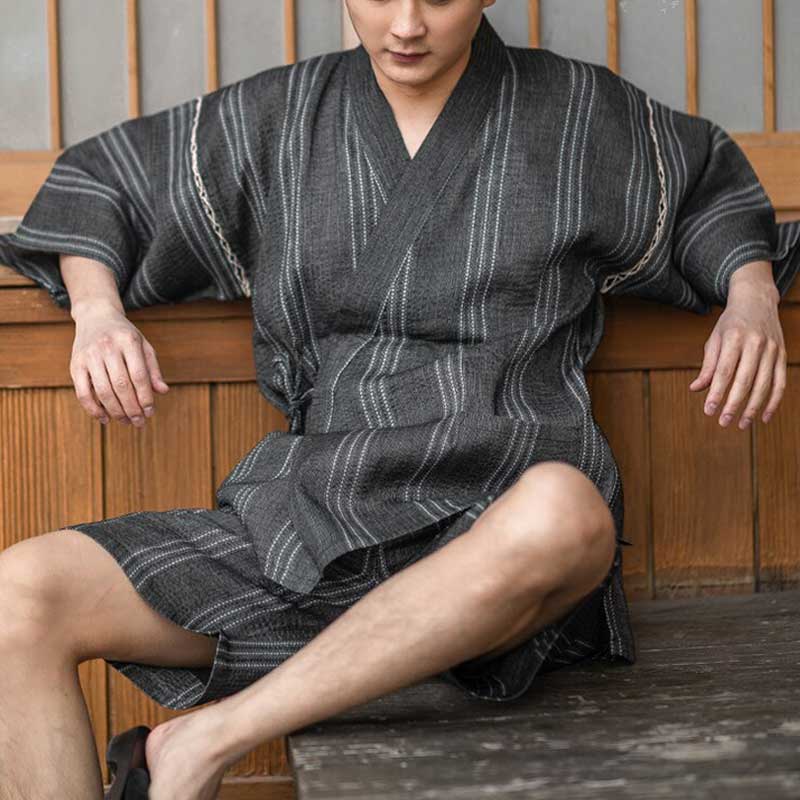 Un homme est habillé avec un Japon Kimono Pyjama