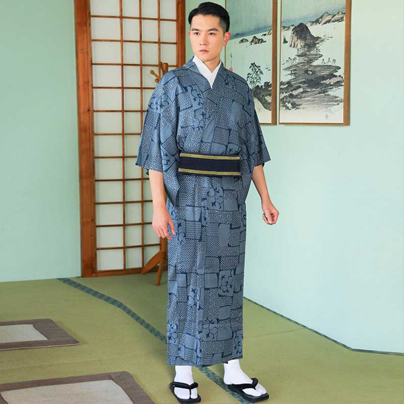 Avoir un style samourai avec un kimono homme Japon. L'homme a une ceinture japonaise Obi à la taille. Il a aux pieds une paires de sandales geta et des chaussettes à doight tabi