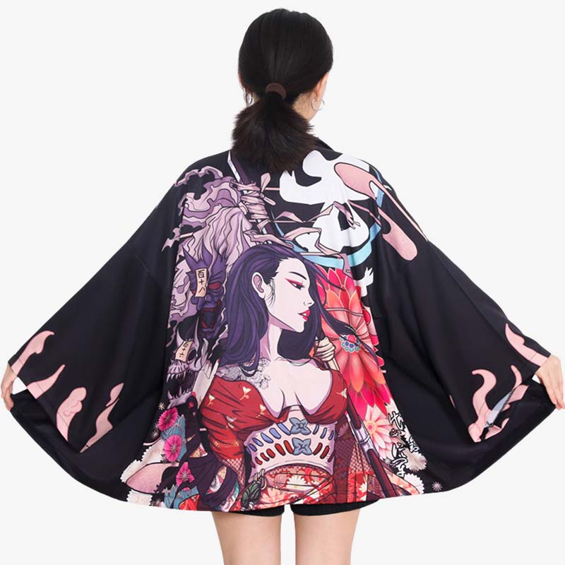 Une femme est habiilée avec un kimono manga. Un dessin est imprimé sur l'arrière du tissu coton de la veste haori