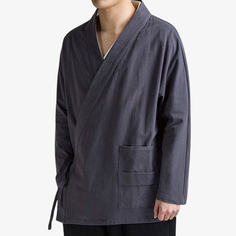 Au Japon le vêtement traditionnel emblématique est le kimono homme qui se porte avec une ceinture Obi. Mais il en existe d'autres. Le samue est un habit traditionnel porté par certains travailleurs. Cette tenue japonaise est confortable et ample. Les manches du kimono Samue sont longues. Il y a une poche sur le pan droit, ce qui est très pratique