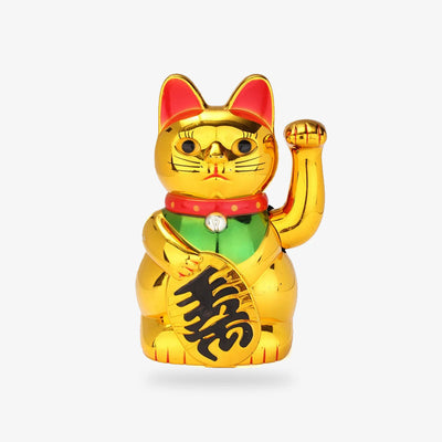Un Chat porte-bonheur Maneki Neko Dore a la patte gauche levée et il tient une pièce d'or dans sa patte droite. Il a un collier rouge autour du cou et il se tient debout sur ces pattes
