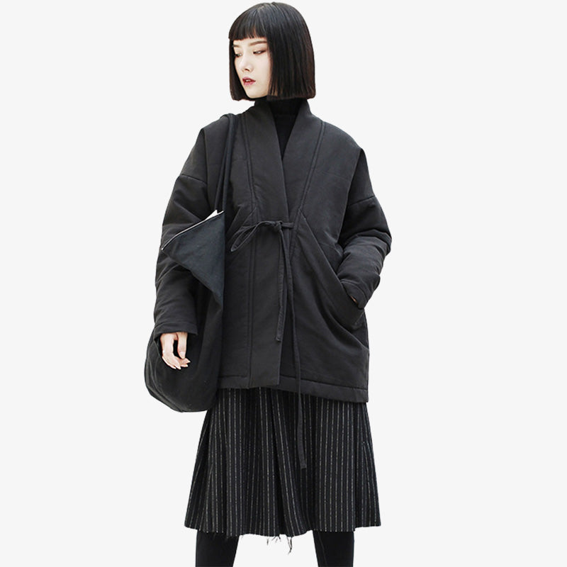 Ce manteau japonais pour femme est une veste kimono avec une ceinture au niveau de la taille. Le tissu en coton est épais et en coton