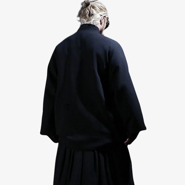 Un japonais de dos est habillé avec un long Manteau kimono noir pour homme