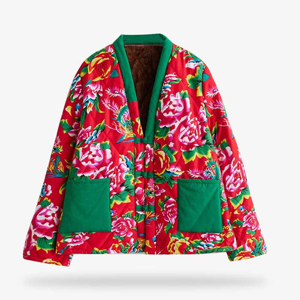Ce Manteau style japonais hanten est de couleur rouge aux motifs floraux. Les poches et le col de la veste matelassée sont de la couleur verte