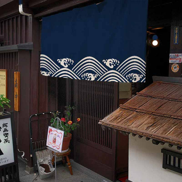 Ce noren japonais court nami est de couleur bleu avec un motif japonais de vague. C'est un rideau japonais 