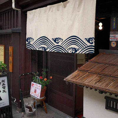 Ce noren japonais court vague est de couleur blanche avec un symbole japonais de vague