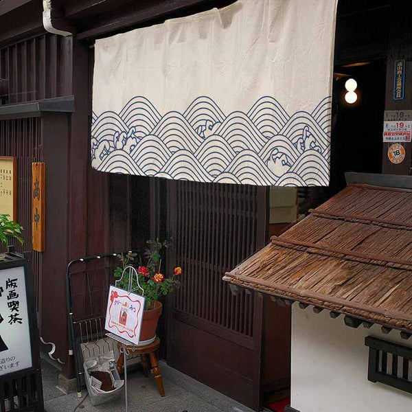 CE noren japonais blanc vague est un rideau qu'on accroche devant les izakaya au Japon. C'est un excellent choix pour une décoration japonaise