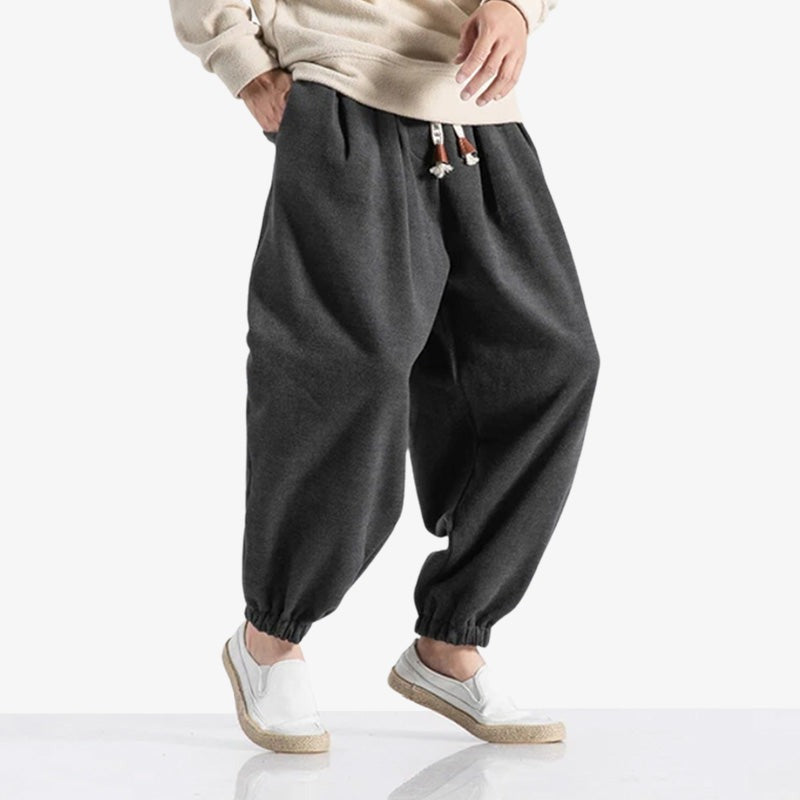 CE pantalon cargo japonais est un jogging large au style minimaliste japonais.