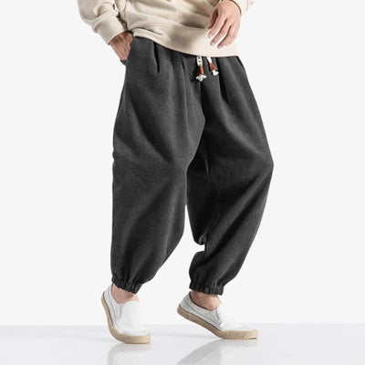 CE pantalon cargo japonais est un jogging large au style minimaliste japonais.