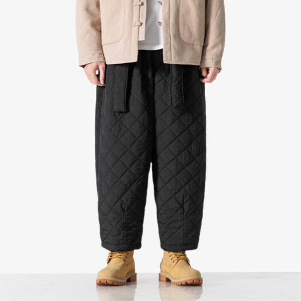 Ce pantalon cargo style japonais est de couleur noire et molletonnée. La matière est synthétique pour un style streetwear