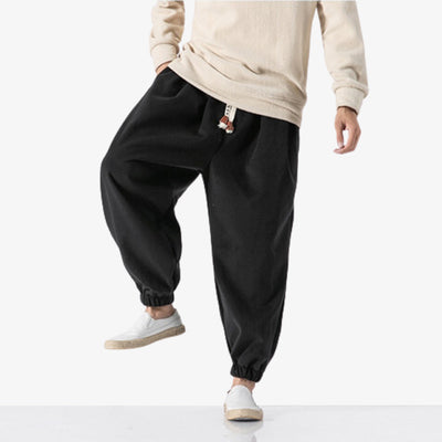 Ce Pantalon Cargo homme Style japonais est de couleur noir. Indispensable pour un style zen et streetwear