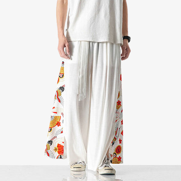 Ce vêtement fluide est un Pantalon large style japonais en matière légère et de couleur blanche. Des éventails sensu sont imprimé sur le tissu du pantalon kimono