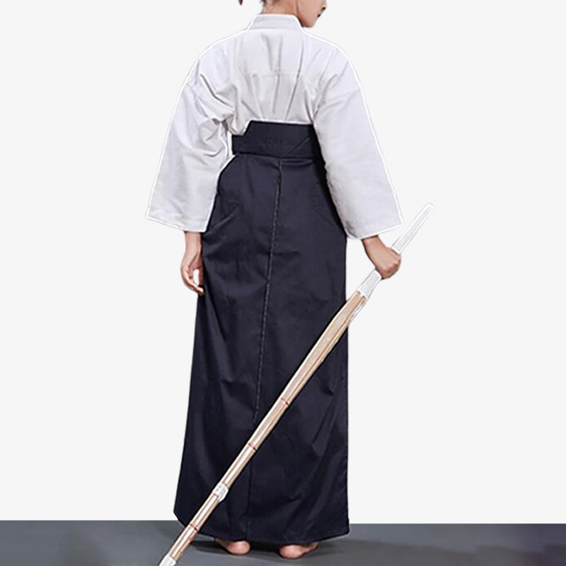 un femme est habillé d' un pantalon d arts martiaux japonais. Le pantalon kimono Hakama