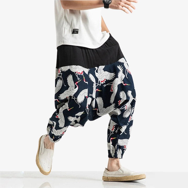 CE pantalon japonais homme a une coupe large style sarouel. C'est un habit traditionnel large et fluide. Des motifs de grues japonaises Tsuru sont imprimés sur le tissu