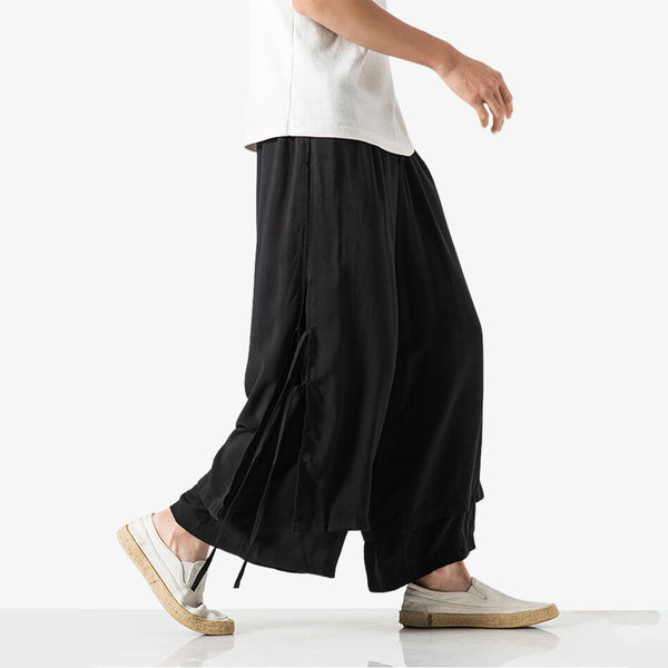 Un pantalon japonais large de couleur noir. Tissu uni et léger pour une coupe ample et un style japonais zen