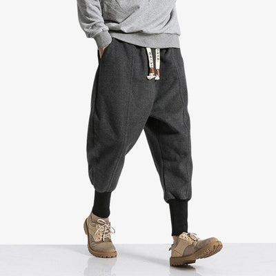 Un homme marche avec un Pantalon jogging japonais resserré au niveau des mollets