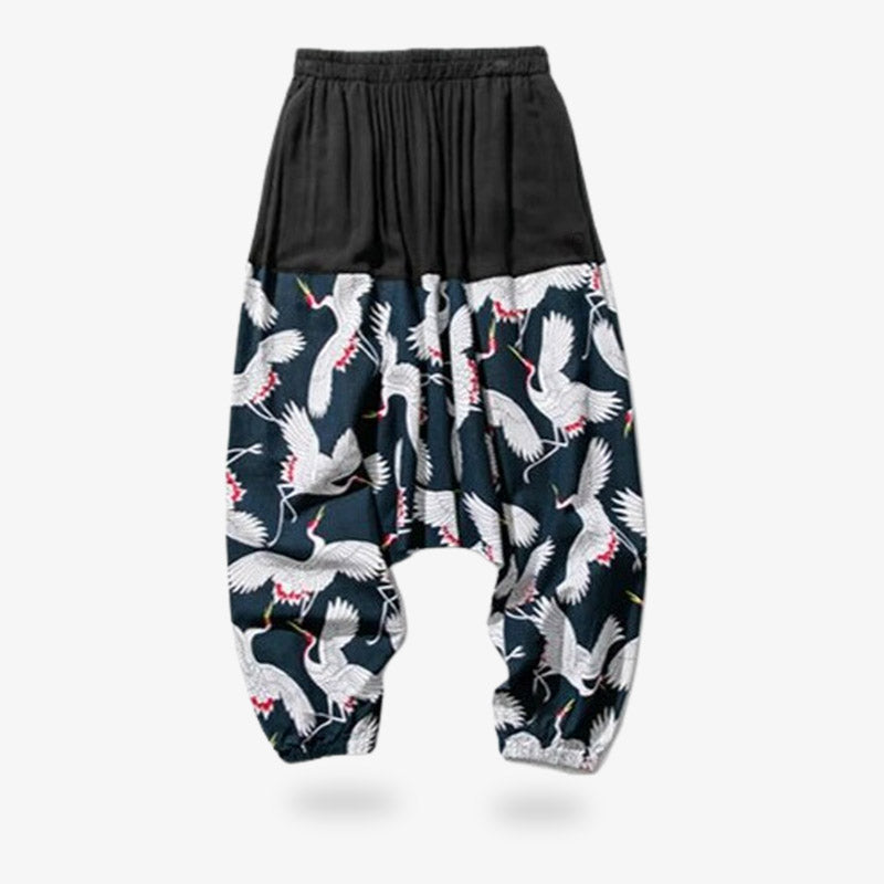 Ce pantalon large japon est fabriqué avec une coupe large de sarouel japonais. Le tissu est imprimé avec le symbol de la grue Tsuru. La matière du pantalon fluide est confortable et légère
