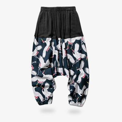 Ce pantalon large japon est fabriqué avec une coupe large de sarouel japonais. Le tissu est imprimé avec le symbol de la grue Tsuru. La matière du pantalon fluide est confortable et légère
