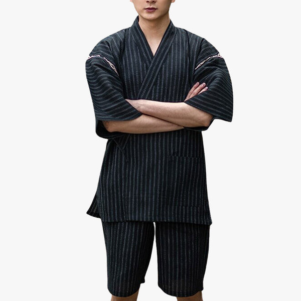 Un japonais est habillé avec un Pyjama Jinbei Homme. C'est un ensemble de vêtement japonais traditionnel : short et haut de kimono