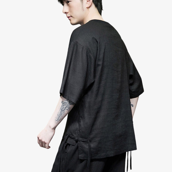 Style casual avec un T-Shirt Oversize homme Japonais de couleur noir. Le t-shirt japonais se resserre au niveau de la taille avec un cordon