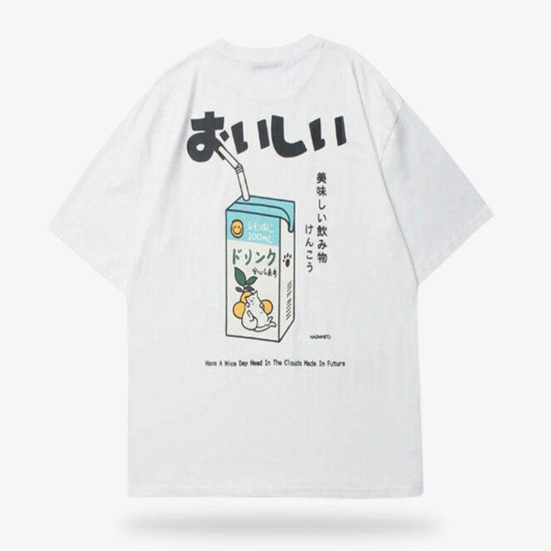 Ce vêtement Kawaii est un T-shirt Imprimé Japonais. Le motif sur le t-shirt japonais blanc est une brique de laits et des kanji de couleur noire