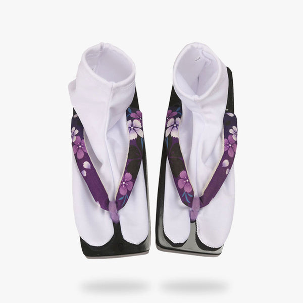 Une paire de chaussette tabi kimono blanches avec des sandales japonaises geta