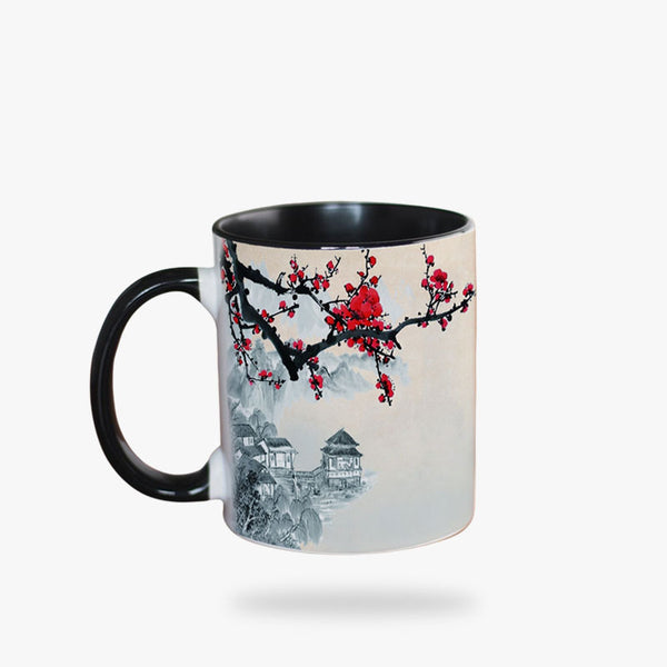 Une Tasse a The Japonaise avec un branche de cerisier japonais, des fleurs rouges sakura et un dessin d'estampe japonaise  sur la céramique de la tasse japonaise