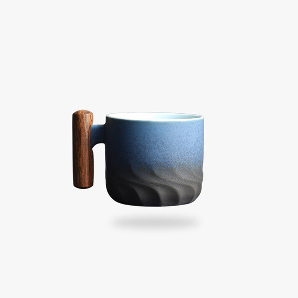 Une tasse japonaise artisanale avec un manche en bois à acheter