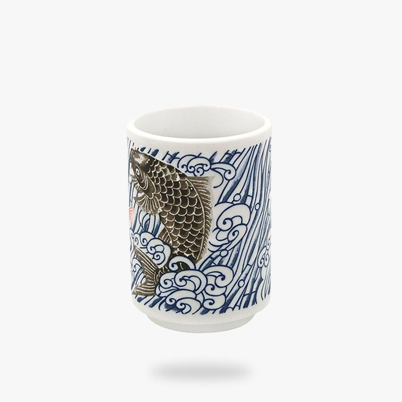 Une tasse the japonaise avec un symbole de la carpe koi