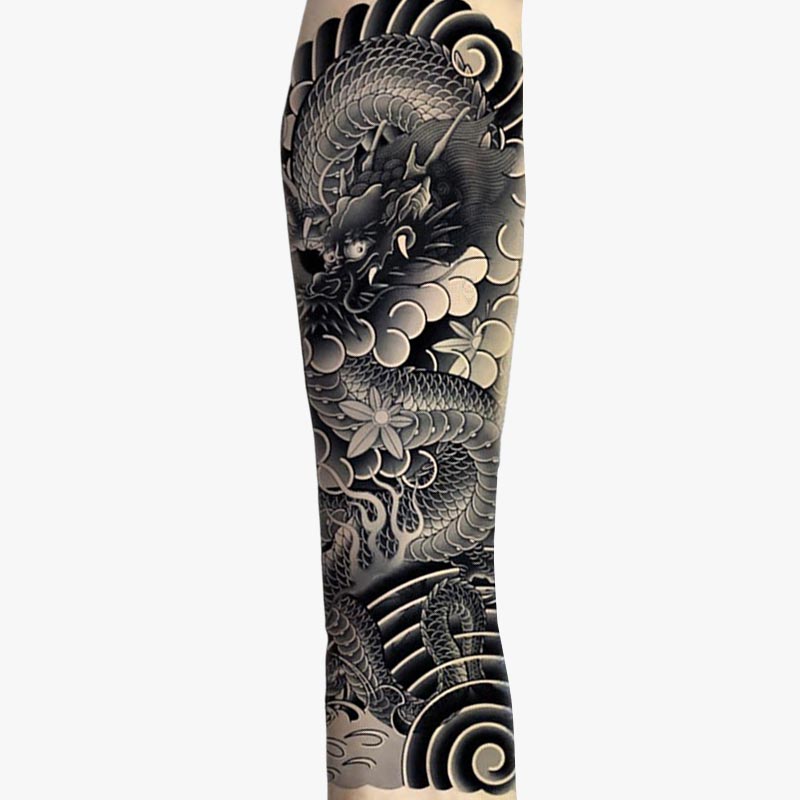Un homme a sur le bras un tatouage ephemere dragon japonais