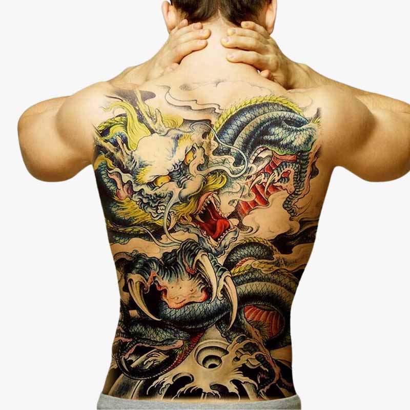 Un homme a un tatouage temporaire dragon dans le dos