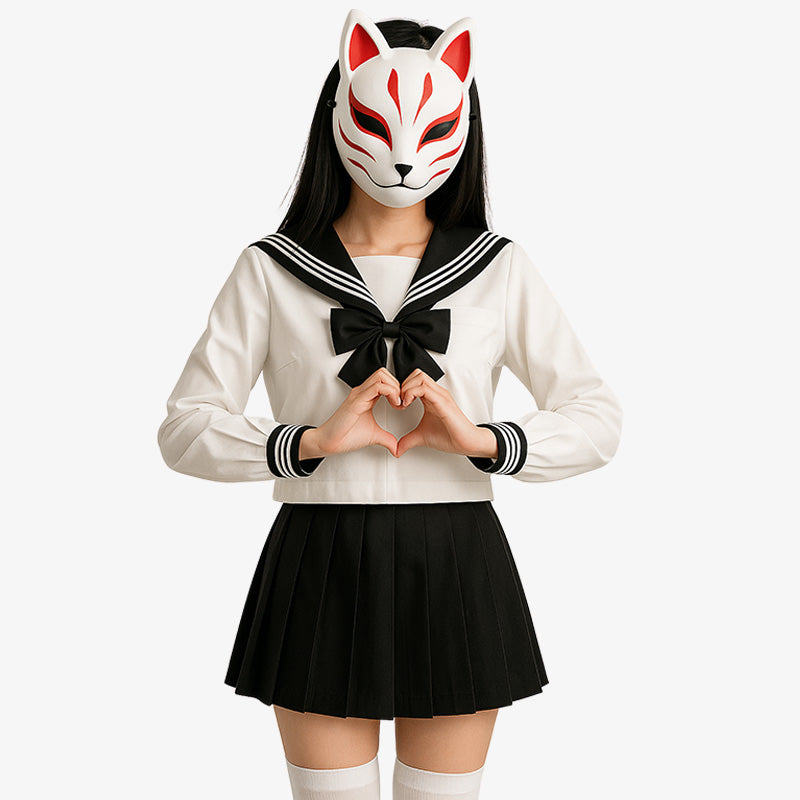 une etudiante japonaise est habillé avec un uniforme Ecole Japon, le sailor fuku avec un ruban, une jupe plissée et des chaussettes hautes blanche. Elle orte aussi un masque kitsune sur le visate