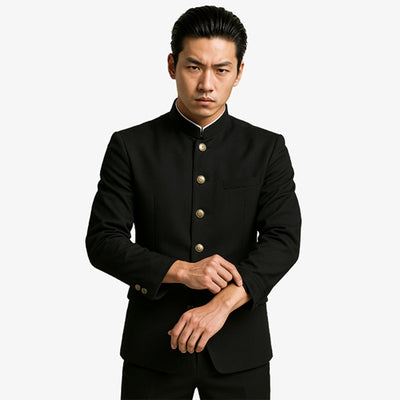 Un etudiant japonais porte une veste Gakuran de couleur noir