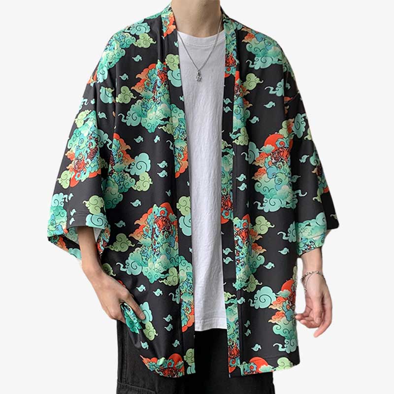 Un homme japonais a enfilé une Veste streetwear haori avec des impressions de nuages japonais Kumo