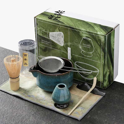 Acheter un service a the japonais pour preparer un bon matcha. Le pack qui contient un fouet chasen, un bol chawan, spatule chashaku, et le support a fouet en céramique