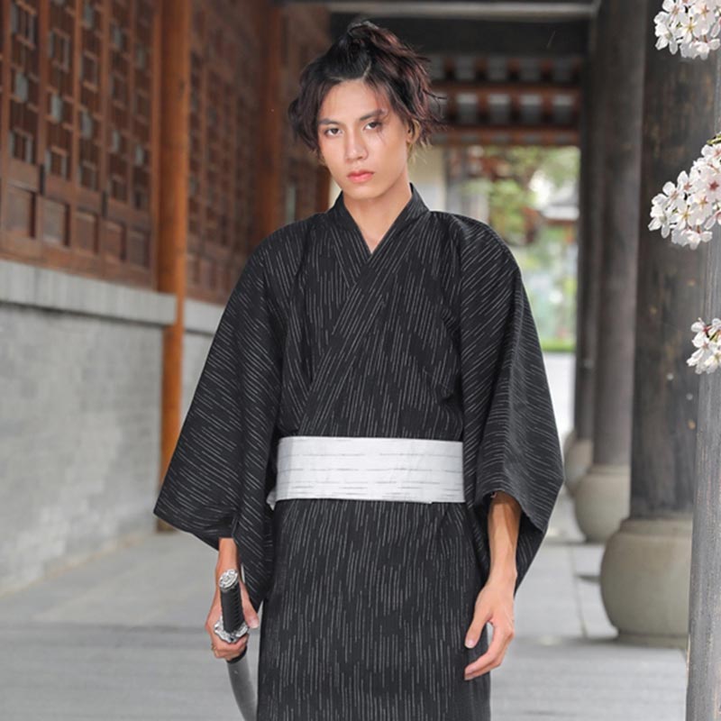Pour un look samourai, acheter yukata kimono homme. Ce japonais tient dans la main un sabre Katana