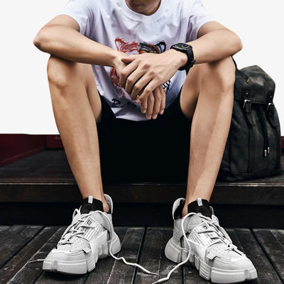 Homme portant des baskets streetwear japonaises grises