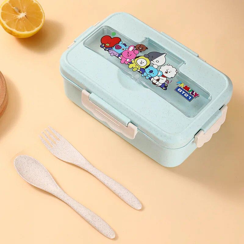 une boite bento japonais kawaii avec des couverts en plastique et un motif de peluches mignonnes sur la boite